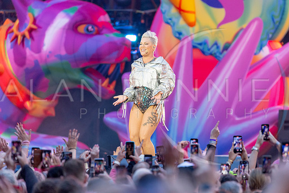 Pink_Live_AR280624_1802
